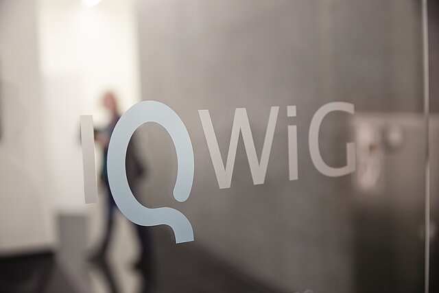 Schriftzug IQWIG auf einer Glaswand